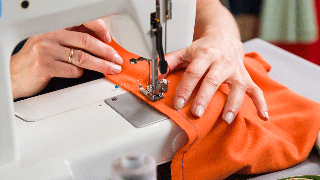 Machine à coudre en action sur tissu fluide pour projet couture